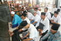 Rombongan ziarah PKS Kab Semarangnampak khusyuk berdzikir dan berdo'a di Makam Sunan Kalijaga Kadilangu Demak