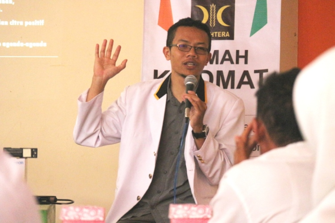 Ust Widodo memberikan arahan tentang tujuan dan fungsi Rumah Khidmat Indonesia Temanggung (PKSFoto - Abi Farouq)
