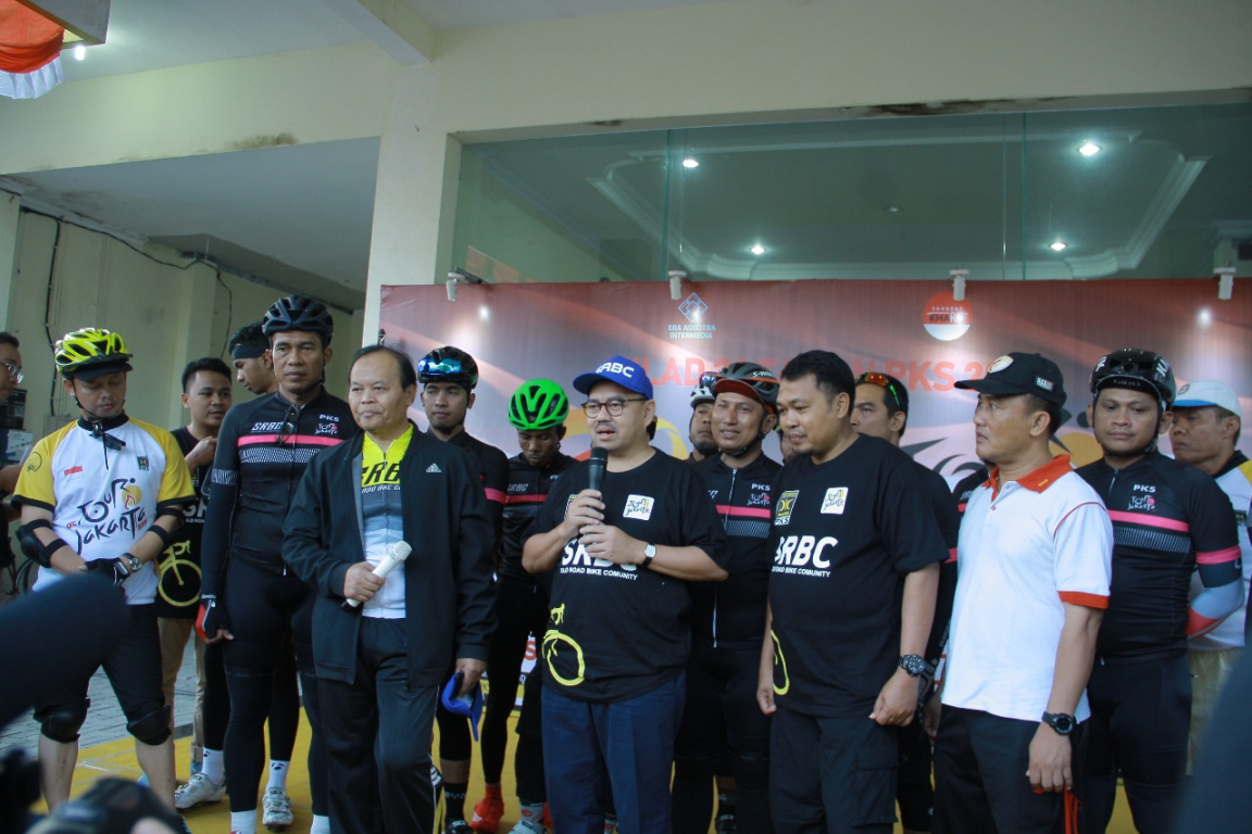 Calon Gubernur Jawa Tengah Sudirman Said bersama Wakil Ketua Majelis Syuro PKS Hidayat Nur Wahid melepas peserta Tour de Jakarta di Kantor DPW PKS Jawa Tengah, Kamis (19/4) (PKSFoto Jawa Tengah)