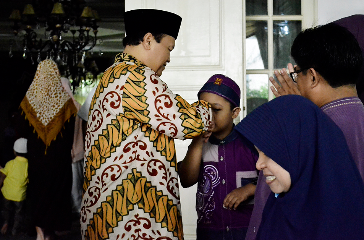 Hidayat memberi santunan pada Ramadhan lalu (ilustrasi)