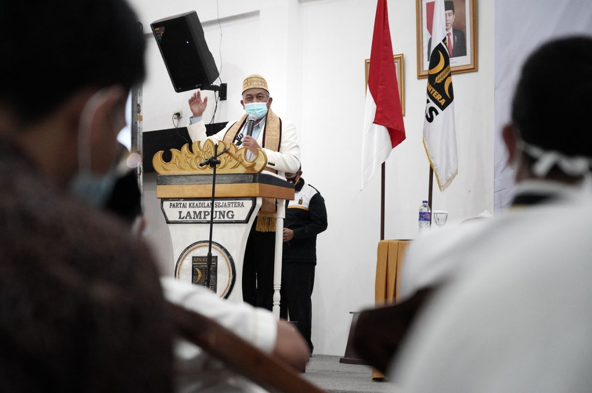 Presiden PKS Ahmad Syaikhu memberikan pengarahan dalam Konsolidasi Pilkada 2020 di Lampung, Selasa (10/11/2020) (Donny/PKSFoto)