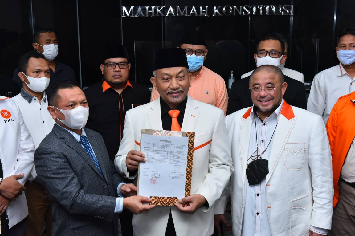 Presiden PKS Ahmad Syaikhu didampingi Sekjen PKS Habib Aboe Bakar Alhabsy mendaftarkan uji materi UU Pemilu di MK (Hilal/PKSFoto)