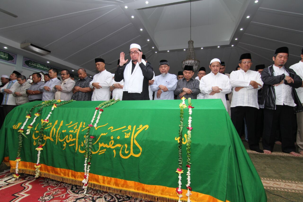 Jenazah Almarhum Taufik Ridlo dishalatkan di Masjid Al-Amin, Kompleks DPR Kalibata, Jakarta Selatan, Senin (6/2/2017)