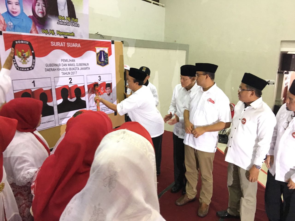 Wakil Ketua Majelis Syuro PKS Hidayat Nur Wahid membantu jamaah majelis taklim melakukan simulasi pencoblosan di Asrama Haji Pondok Gede, Jakarta, Ahad (29/1/2017)