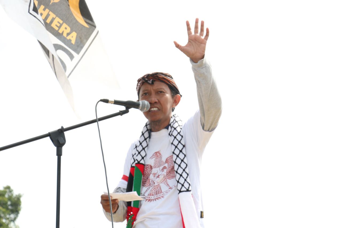Ketua Relawan Literasi PKS Jakarta Bang Joy membacakan puisi di depan massa Aksi Bela Palestina di Jakarta, Ahad (10/12) (PKS Foto)