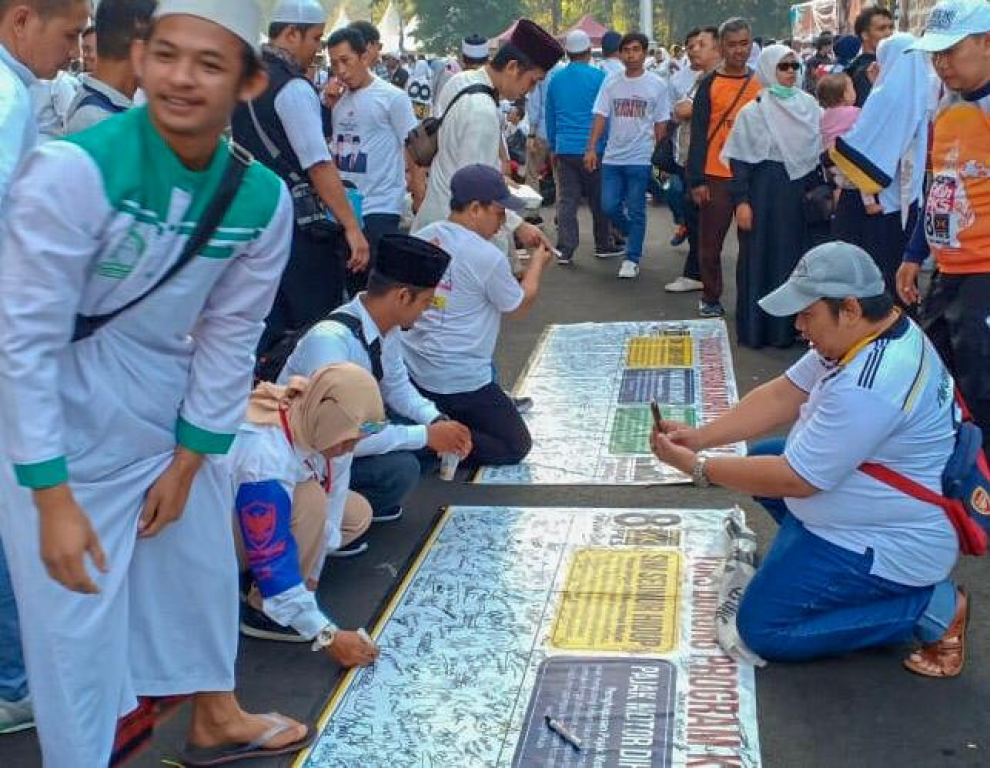 Petisi dukungan empat program kampanye PKS mendapat dukungan dari masyarakat yang datang dalam acara Kampanye Akbar Prabowo-Sandi di Gelora Bung Karno, Ahad (7/4/2019)/PKSFoto