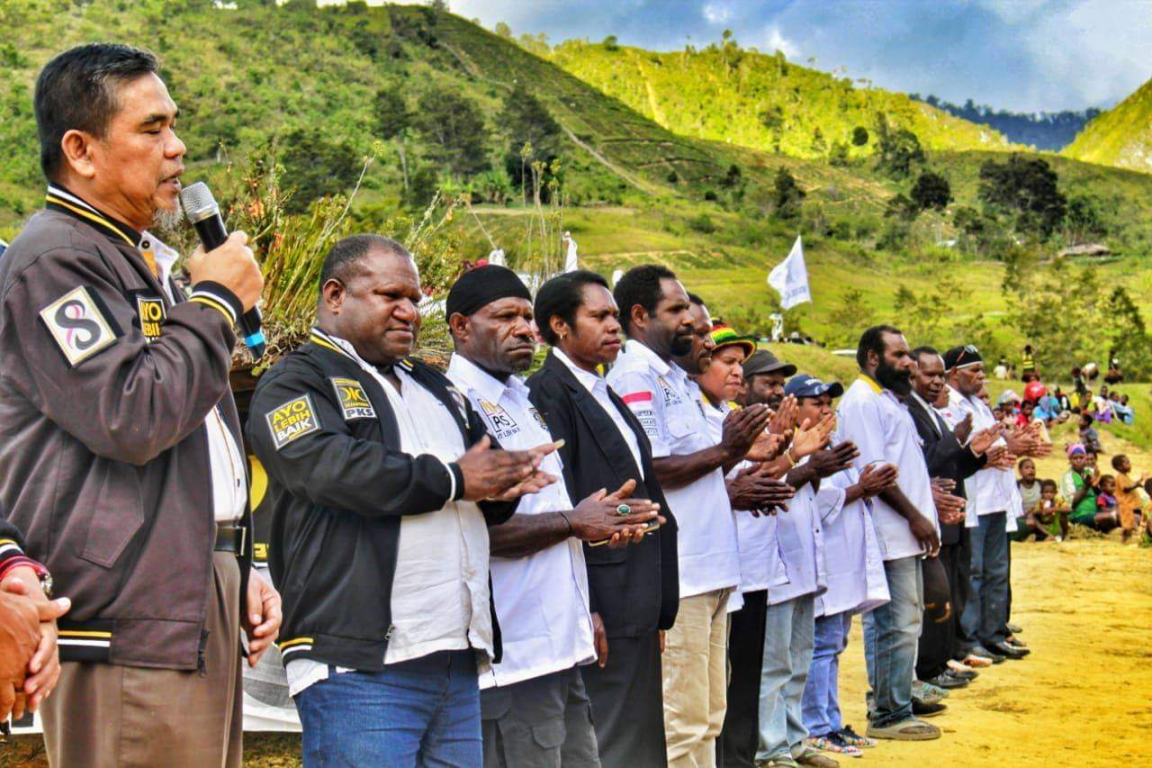 Ketua DSW PKS Papua, Maddu Mallu (kiri) bersama para pengurus dan Caleg PKS dalam acara tasyakuran dan pesta adat bakar baru di Lapangan Distrik Melagi, Papua, Rabu (12/12) (dok Humas PKS Papua)