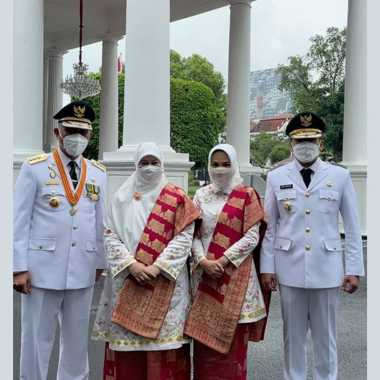 Mahyeldi Ansharullah dan Audy Joinaldi resmi dilantik oleh Presiden Joko Widodo sebagai Gubernur dan Wakil Gubernur Sumatera Barat terpilih periode 2021-2024 di Istana Negara, Kamis (25/2/2021).