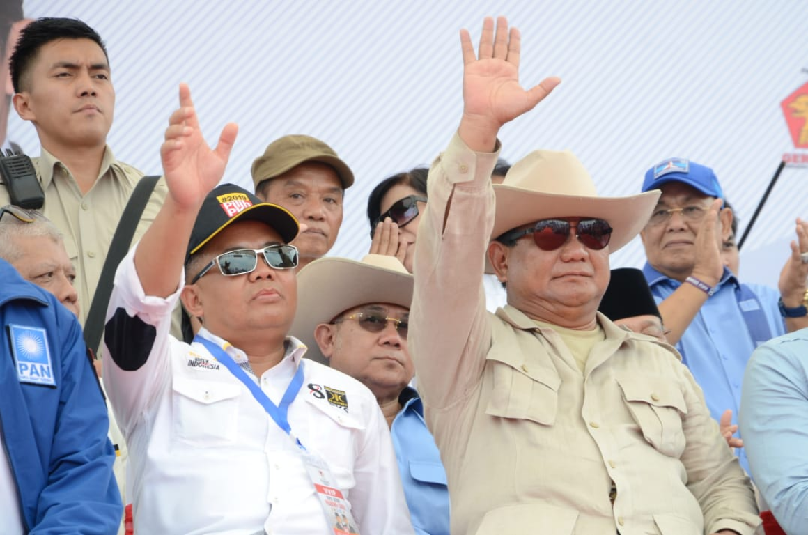 Presiden PKS Mohamad Sohibul Iman bersama Calon Presiden RI Prabowo Subianto dalam kampanye Rapat Akbar di Bandung, Kamis (28/3) (Donny/PKSFoto)