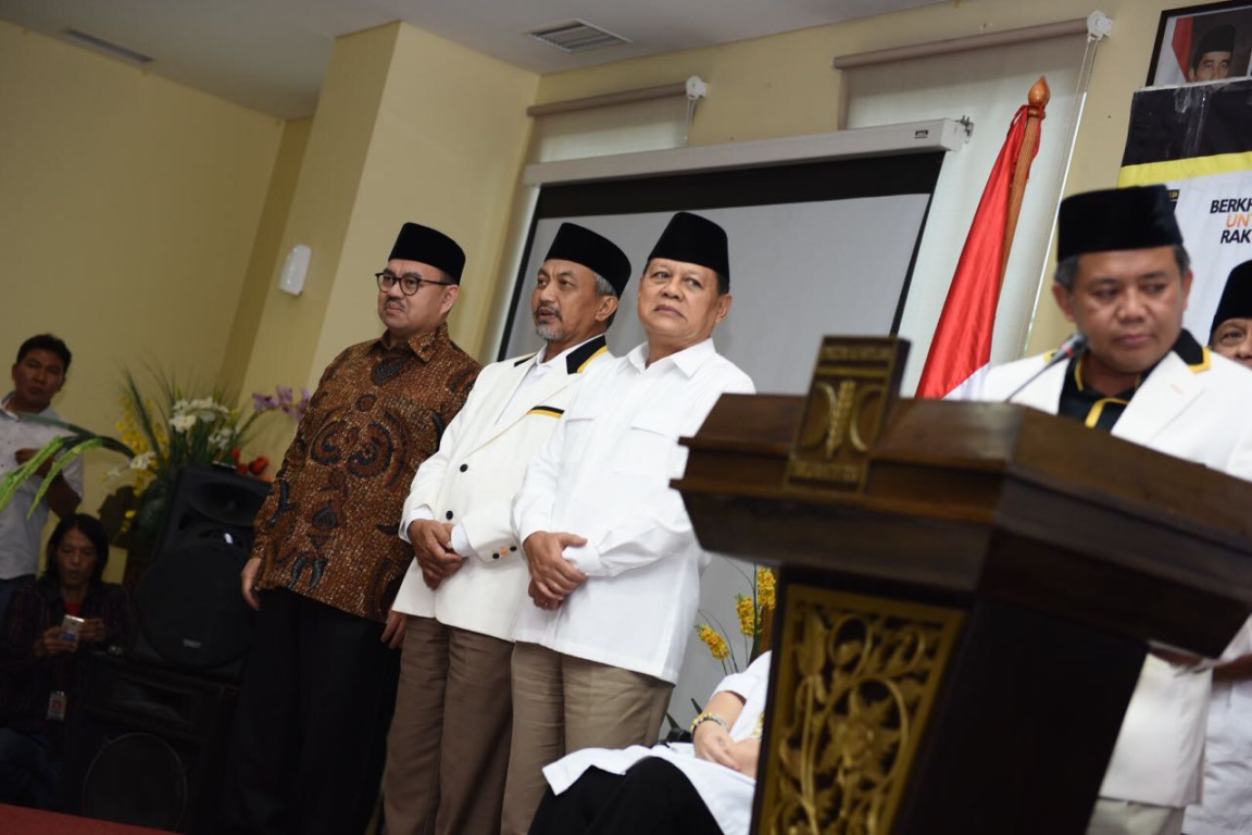 Bakal calon gubernur dan wakil gubernur Jawa Barat Mayjen (Purn) Sudrajat dan Ahmad Syaikhu (tengah). (M Hilal/PKS Foto)