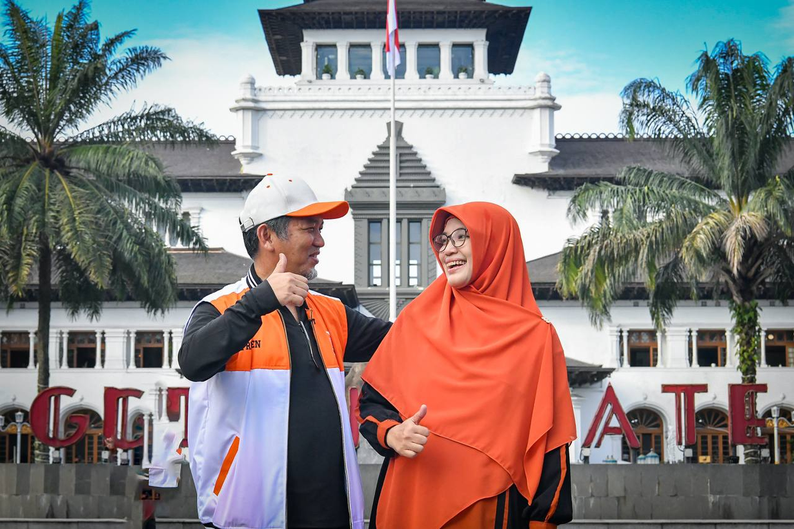 Presiden PKS Almuzzammil Yusuf bersama istri ( Donny/PKSFoto)