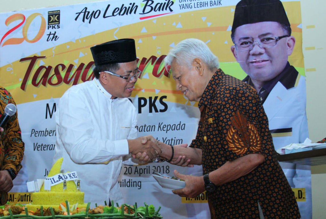 Presiden PKS Mohamad Sohibul Iman memberikan potongan tumpeng kepada salah satu veteran pejuang dalam Tasyakuran Milad ke-20 PKS di kantor DPP PKS Jakarta, Jumat (20/4) (Donny/PKSFoto)