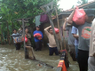 Relawan PKS Lenteng Agung menerobos banjir.