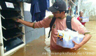 Relawan PKS membagikan makanan kepada korban banjir di Pondok Labu Jaksel
