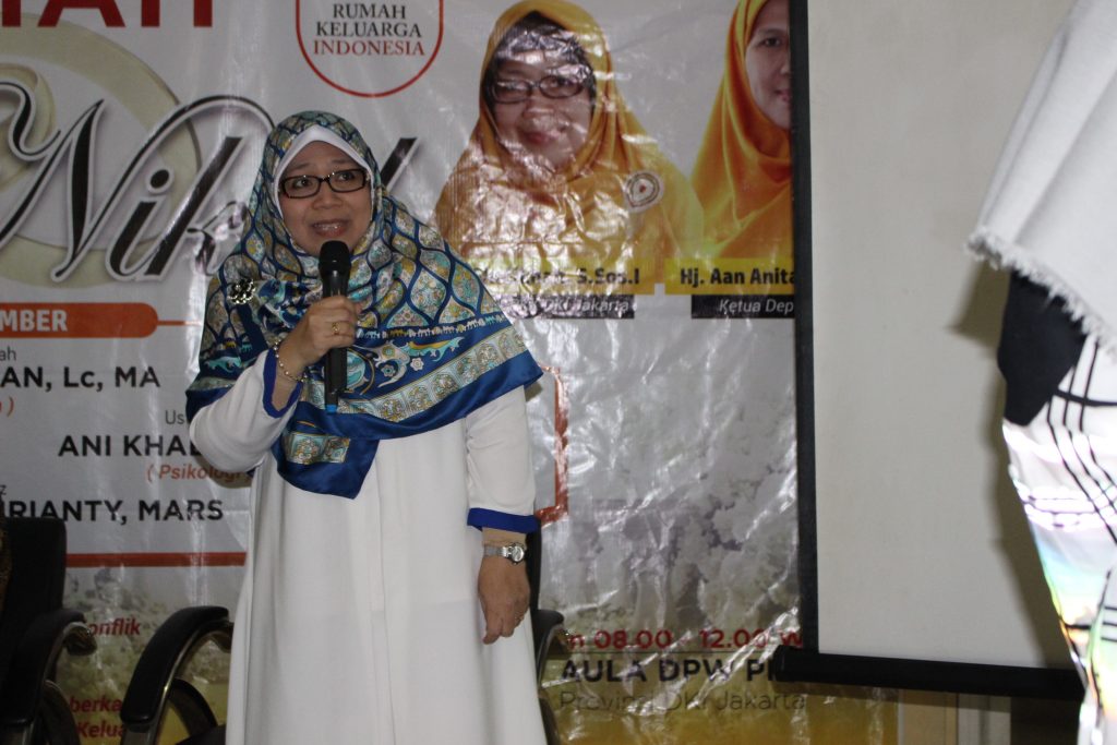 Ketua BPKK DPTW PKS DKI Jakarta Ustadzah Lilik Sholihah, S Sos. tengah membuka acara Kuliah Pra Nikah 1