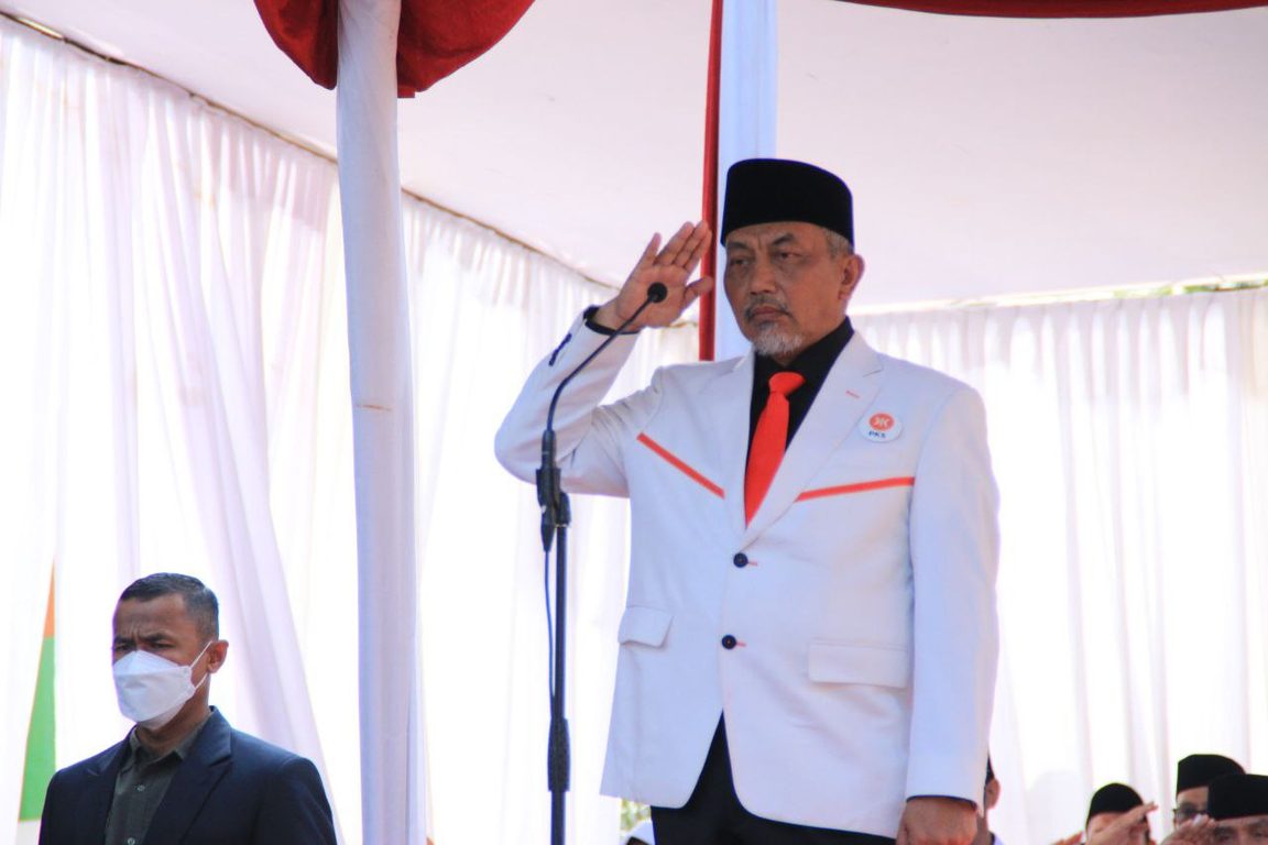 Presiden PKS Ahmad Syaikhu Menjadi Inspektur Upacara di Peringatan Kemerdekaan RI Ke-77 di DPTP PKS, Jakarta. (Donny/PKSFoto)