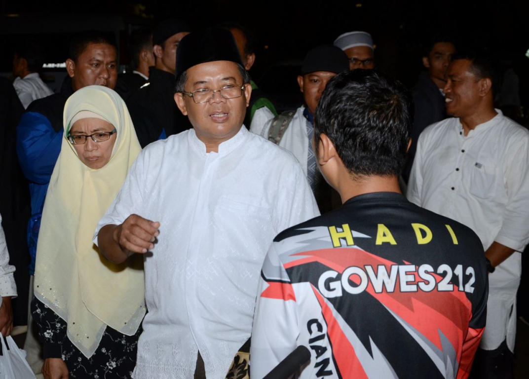 Presiden PKS Mohamad Sohibul Iman disalami salah satu peserta Reuni 212 yang gowes dari Cianjur ke Monas selama 17 jam, Senin (2/12) (PKSFoto)