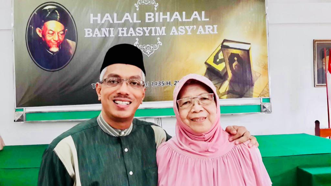 Abdul Hadi Wijaya bersama Ibunda Hamnah Machfudz saat acara Bani Hasyim Asy'ari (dokpri)