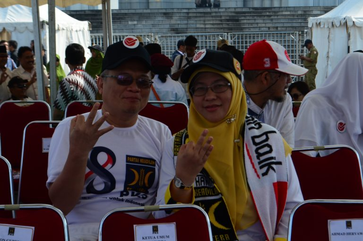 Anggota DPR RI, Ledia Hanifa Amaliah (kanan) bersama suami (kiri)