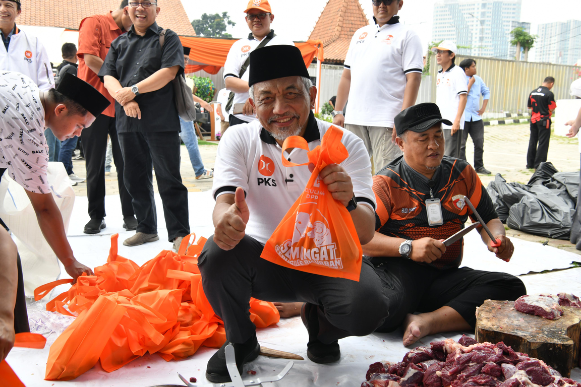 Presiden PKS Ahmad Syaikhu usai melakukan penyembelihan hewan kurban di kantor DPTP PKS (Donny/PKSFoto)