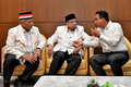 Presiden PKS, Ahmad Syaikhu, Ketua Majelis Syuro PKS, Dr. Salim dan Capres 01, Anies Rasyid Baswedan, berbincang sebelum acara Kampanye Akbar AMIN, Sabtu, 10/02/2024 di Jakarta International Stadium (JIS), Jakarta