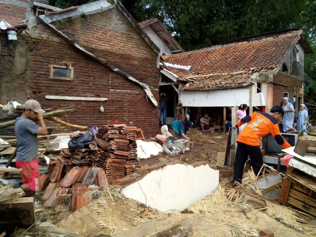 Relawan PKS sedang membantu warga korban banjir Garut