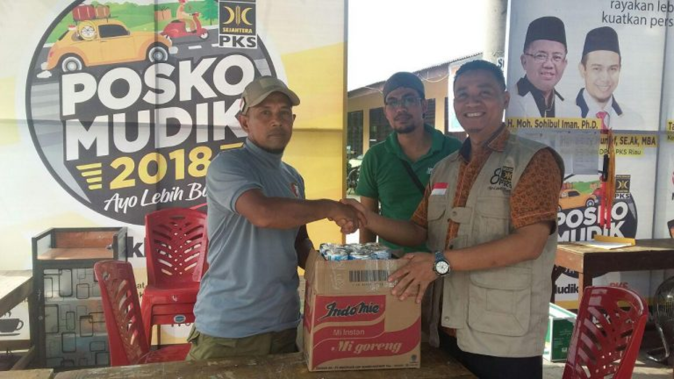 Anggota Legislatif (Aleg) DPRD Provinsi Riau dari Partai Keadilan Sejahtera (PKS) Markarius Anwar, menyerahkan bingkisan untuk para pemudik (dok Humas PKS Riau)