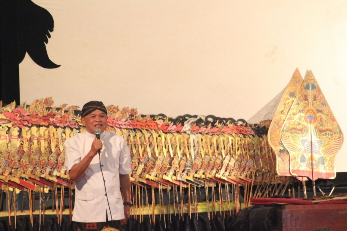 Seniman senior Abah Kirun turut memeriahkan pagelaran wayang bersama Dalang Ki Warseno Slank di halaman kantor DPP PKS, Jakarta, Sabtu (27/10/2019) malam. (PKSFoto)