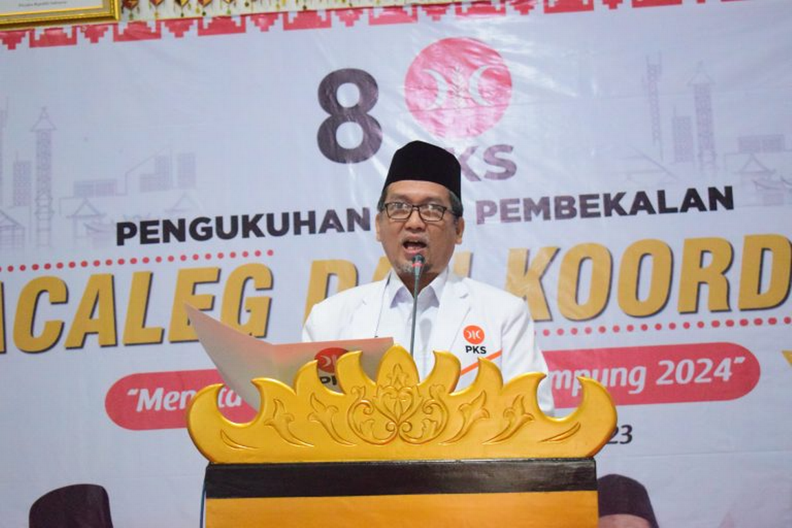 Ketua Bidang Politik Hukum dan HAM (Polhukam) DPP PKS Al Muzammil Yusuf mewakili Presiden PKS Ahmad SYaikhu mengukuhkan bacaleg dan koordinator daerah pemilihan PKS Lampung