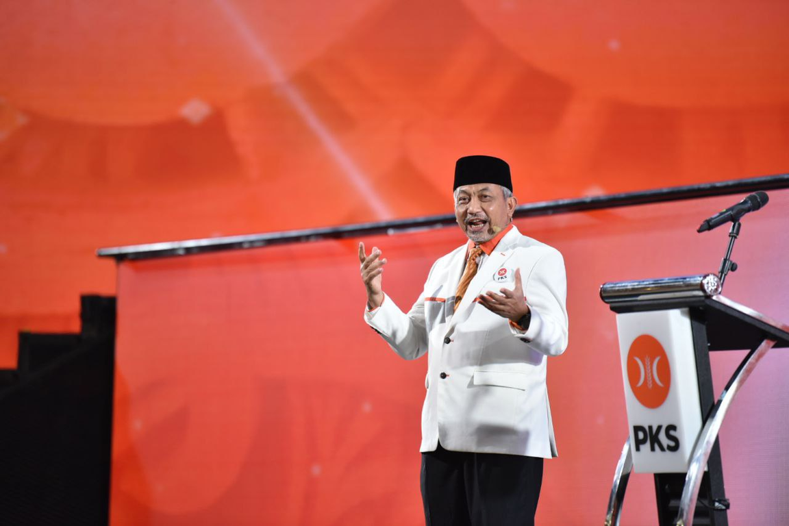 Presiden PKS Ahmad Syaikhu saat menyampaikan Pidato Kebangsaan di puncak acara HUT ke-19 PKS dan Halal Bi Halal Nasional (Juliyanto/PKSFoto)