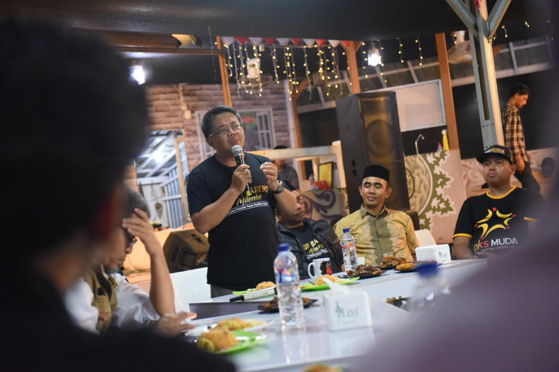 Presiden PKS Mohamad Sohibul Iman saat ngobrol bareng sambil ngopi bersama anak-anak muda Aceh di Banda Aceh, Sabtu (6/10) (Dok Humas PKS Aceh)