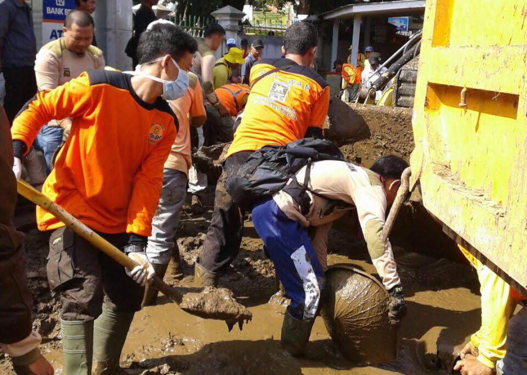 Ilustrasi Pemberian Bantuan Pada Korban Banjir