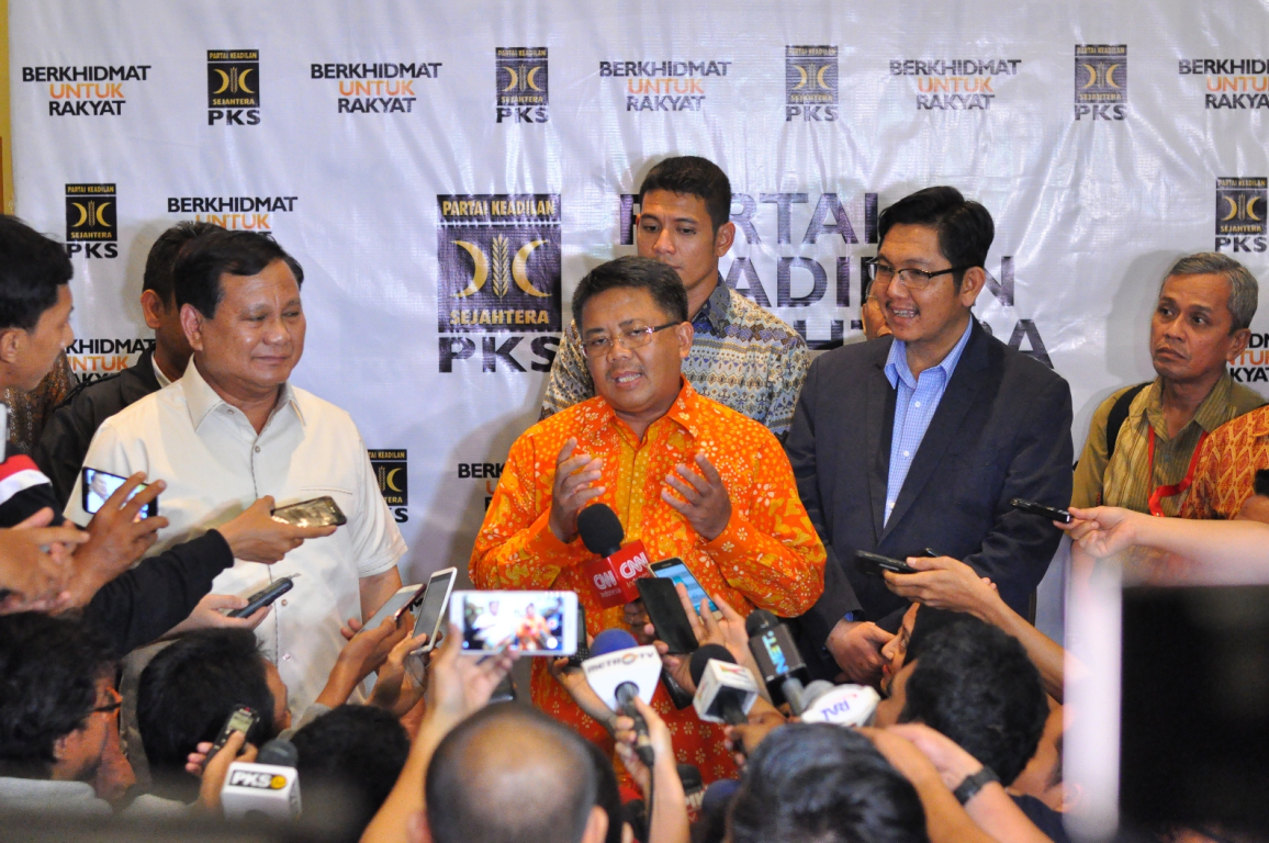 Presiden PKS Mohamad Sohibul Iman dan Ketua Dewan Pembina Partai Gerindra Prabowo Subianto memberikan keterangan pers selepas pertemuan membahas kondisi politik terkini di kantor DPP PKS, Selasa (1/11) (foto: Mahmud PKS Foto)