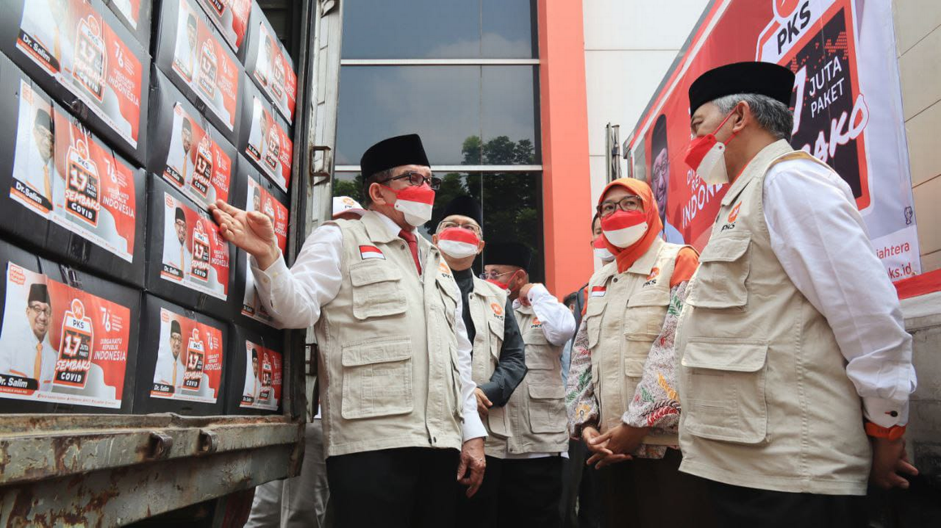 Ketua Majelis Syura PKS Salim Segaf al-Jufri saat pemberian secara simbolik paket 1,7 juta paket sembako pada Upacara Peringatan HUT 76 RI di kantor DPP PKS (Donny/PKSFoto)