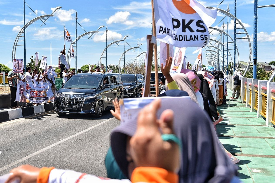 Warga Aceh antusias menyambut kedatangan rombongan Ketua Majelis Syuro PKS Dr Salim Segaf Al Jufri (Donny/PKSFoto)