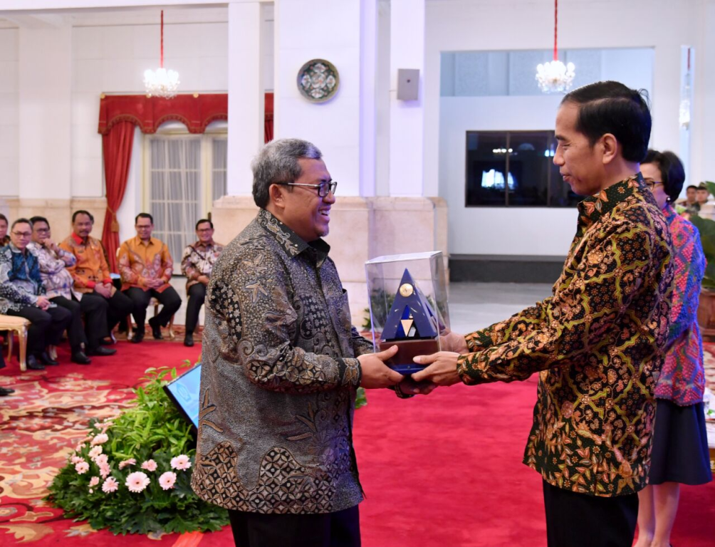 Gubernur Jawa Barat, Ahmad Heryawan saat menerima penghargaan dari Presiden RI Joko Widodo