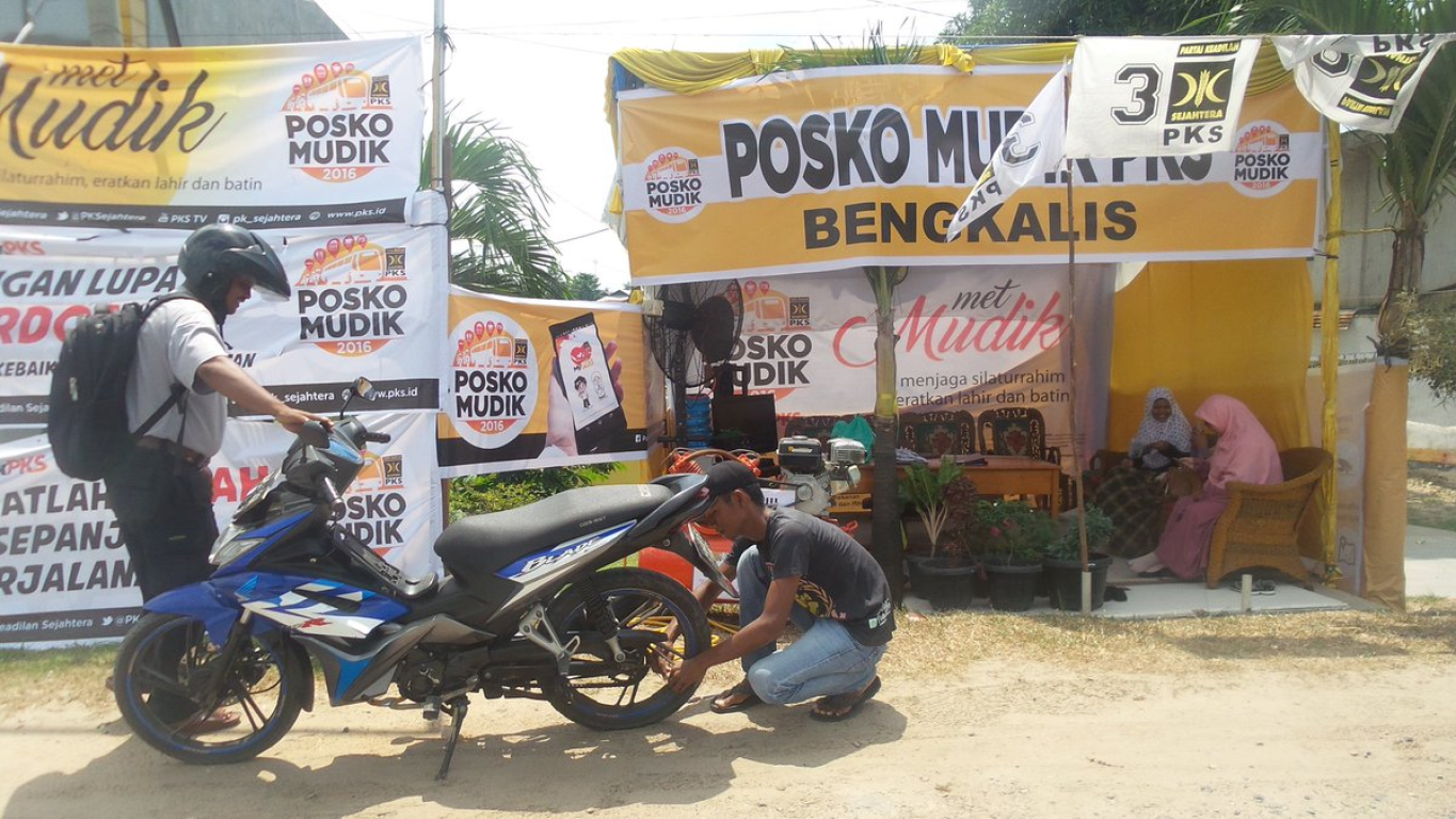 Pemudik sedang mengisi angin di Posko Mudik PKS Bengkalis