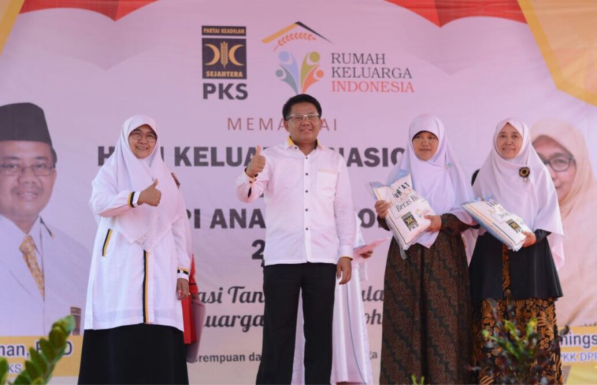 Presiden PKS Mohamad Sohibul Iman didampingi Ketua Bidang BPKK DPP PKS Wirianingsih dalam peringatan Hari Keluarga Nasional dan Hari Anak Nasional di Bogor, Ahad (6/8). (Yusuf/PKS Foto)