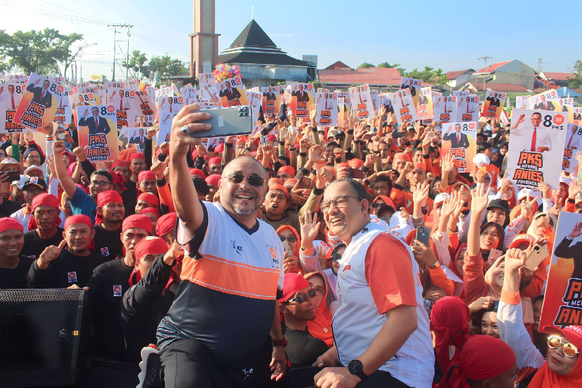 Sekretaris Jenderal (Sekjen) PKS Habib Aboe Bakar Al Habsyi dan Bacapres RI Anies Baswedan bersama masyarakat Sumatera Barat