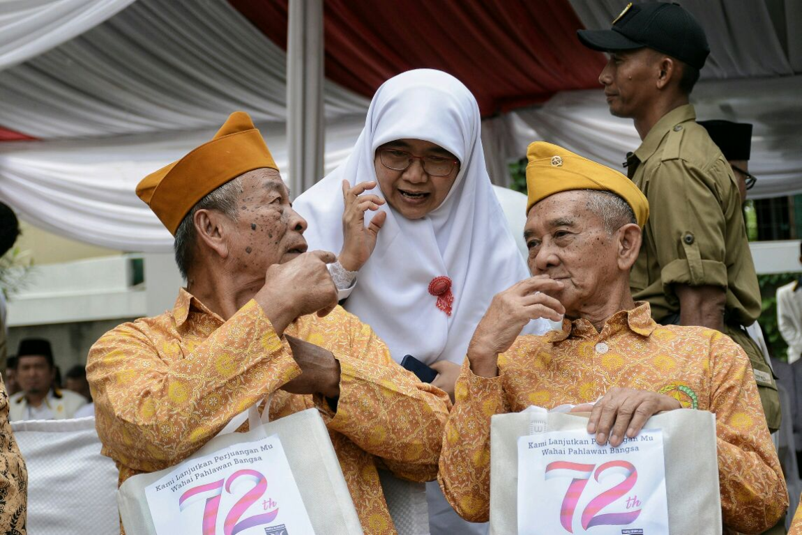 Ketua Bidang Perempuan dan Ketahanan Keluarga (BPKK) DPP PKS, Wirianingsih berama para Veteran