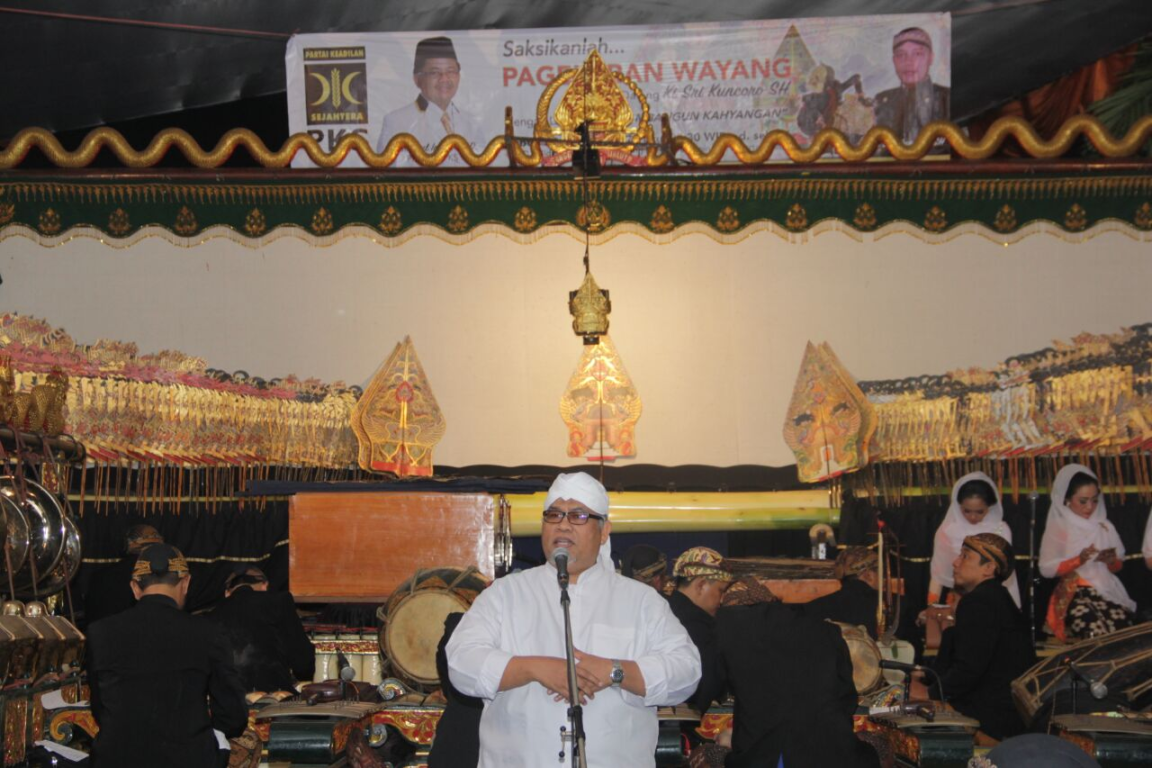 Ketua Bidang Seni dan Budaya Muhammad Ridwan memberikan sambutan pada pagelaran wayang di kantor DPP PKS. (Donny/PKS Foto)