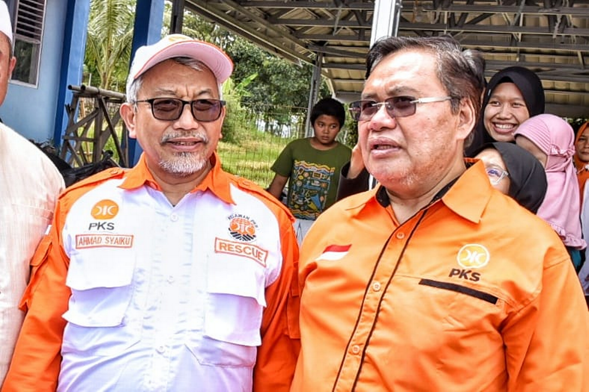 Ketua Gugus Tugas Tanggap Bencana DPP PKS, Naharus Surur bersama Presiden PKS Ahmad Syaikhu saat berkunjung ke tenda pengungsian gempa bumi Cianjur (Donny/PKSFoto)
