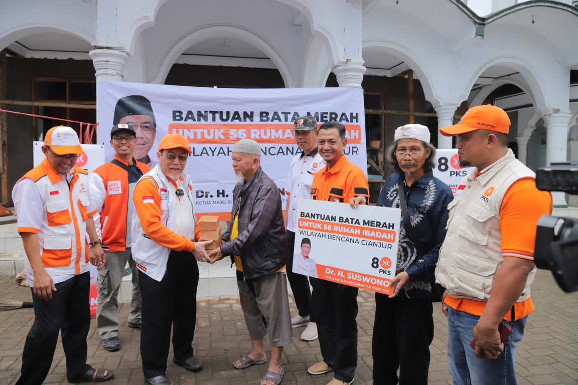 Ketua Majelis Pertimbangan Pusat PKS, Dr. Suswono saat memberikan bantuan bata merah kepada salah satu masjid terdampak gempa bumi di Cianjur (Fathur/PKSFoto)