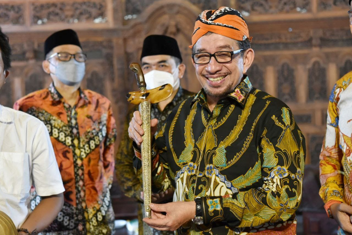 Ketua Majelis Syuro PKS Dr Salim Segaf Al Jufri menerima keris dari para seniman Yogyakarta dalam Sarasehan Budaya, Sabtu (6/11) (Donny/PKSFoto)