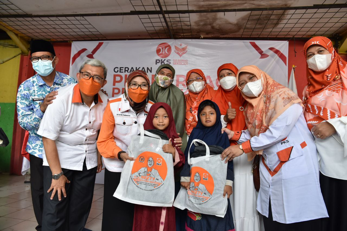 Ketua Bidang Kesejahteraan Sosial Netty Prasetyani dan Wakil Ketua Majelis Syura Ahmad Heryawan dalam kegiatan PKS Berbagi Perlengkapan Sekolah di Sekolah Master, Depok, Kamis (7/07/2022). (Donny/PKSFoto)