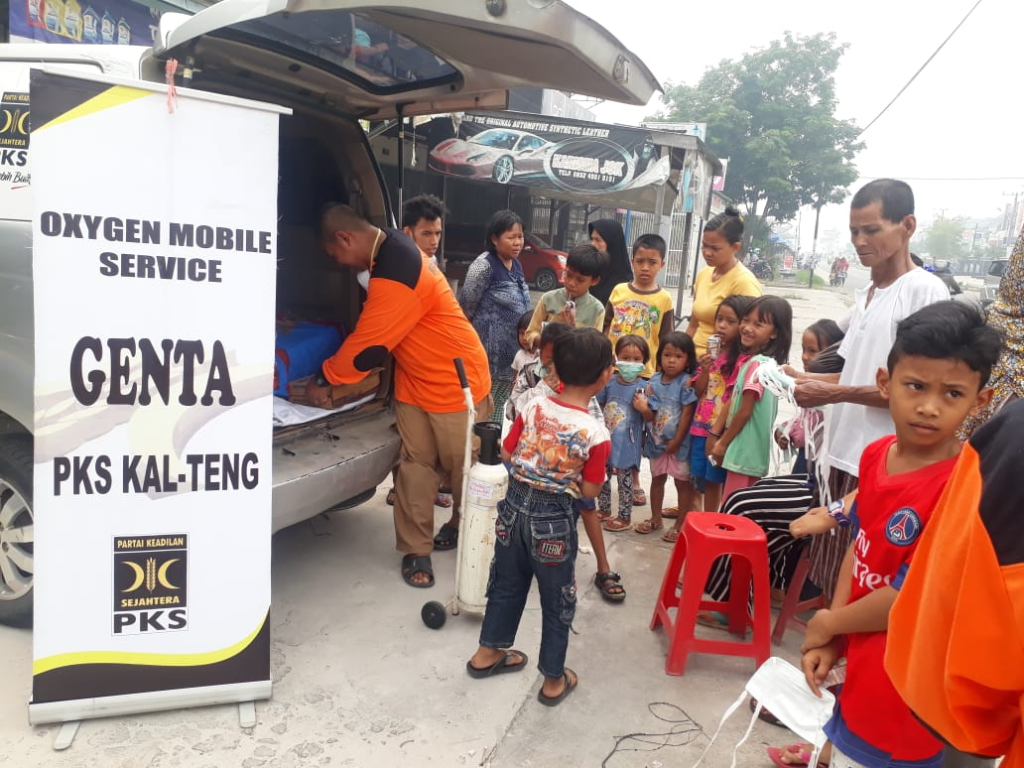 Mobil oksigen PKS yang dipadati warga yang membutuhkan udara segar (dok Humas PKS Kalteng)