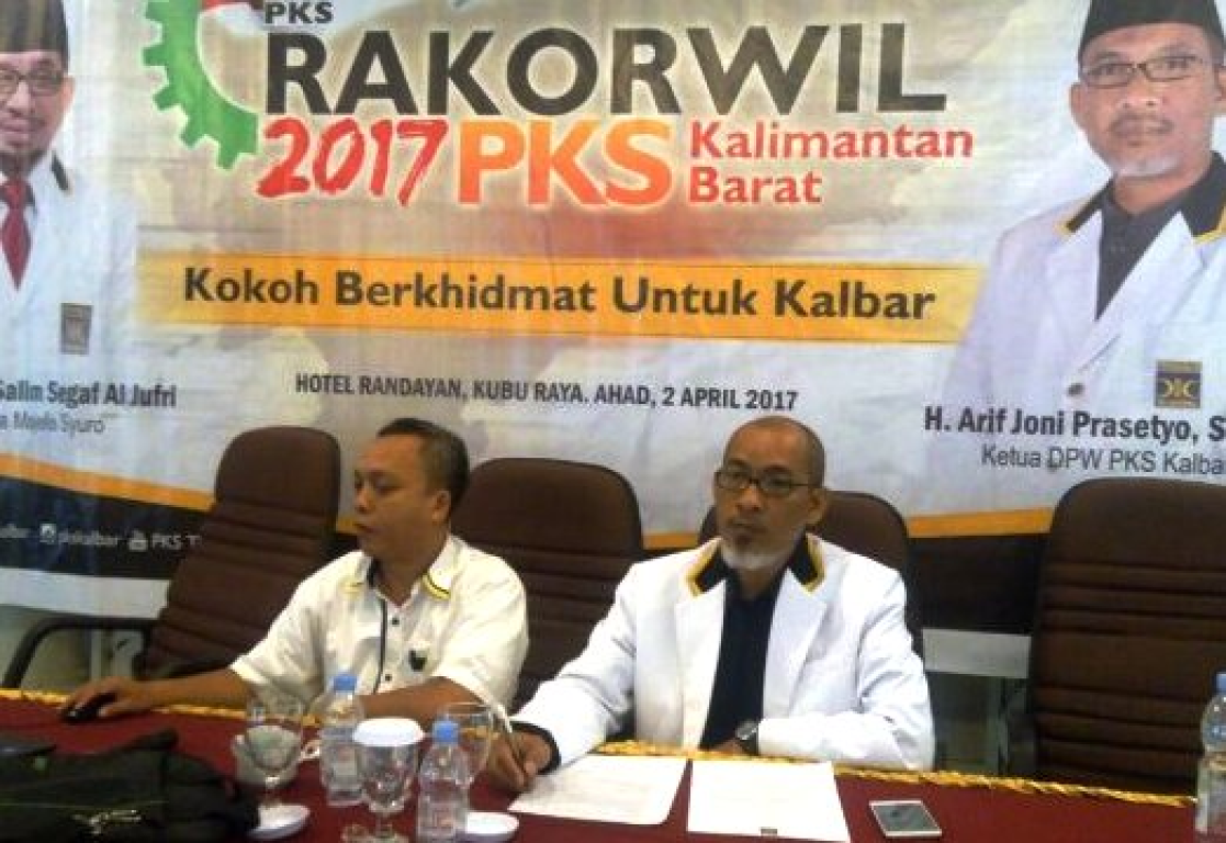 Ketua Umum DPW PKS Kalbar Arif Joni memberikan keterangan dalam Rakorwil PKS Kalbar, Ahad (2/4/2017) (Humas PKS Kalbar)