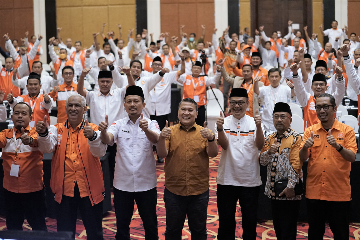 Ketua DPP PKS Mardani Ali Sera bersama Pengurus DPP PKS Bidang Pembinaan Wilayah Jatijaya dalam Bimtek Anggota DPRD di Solo Baru (Dok Humas PKS Jateng)