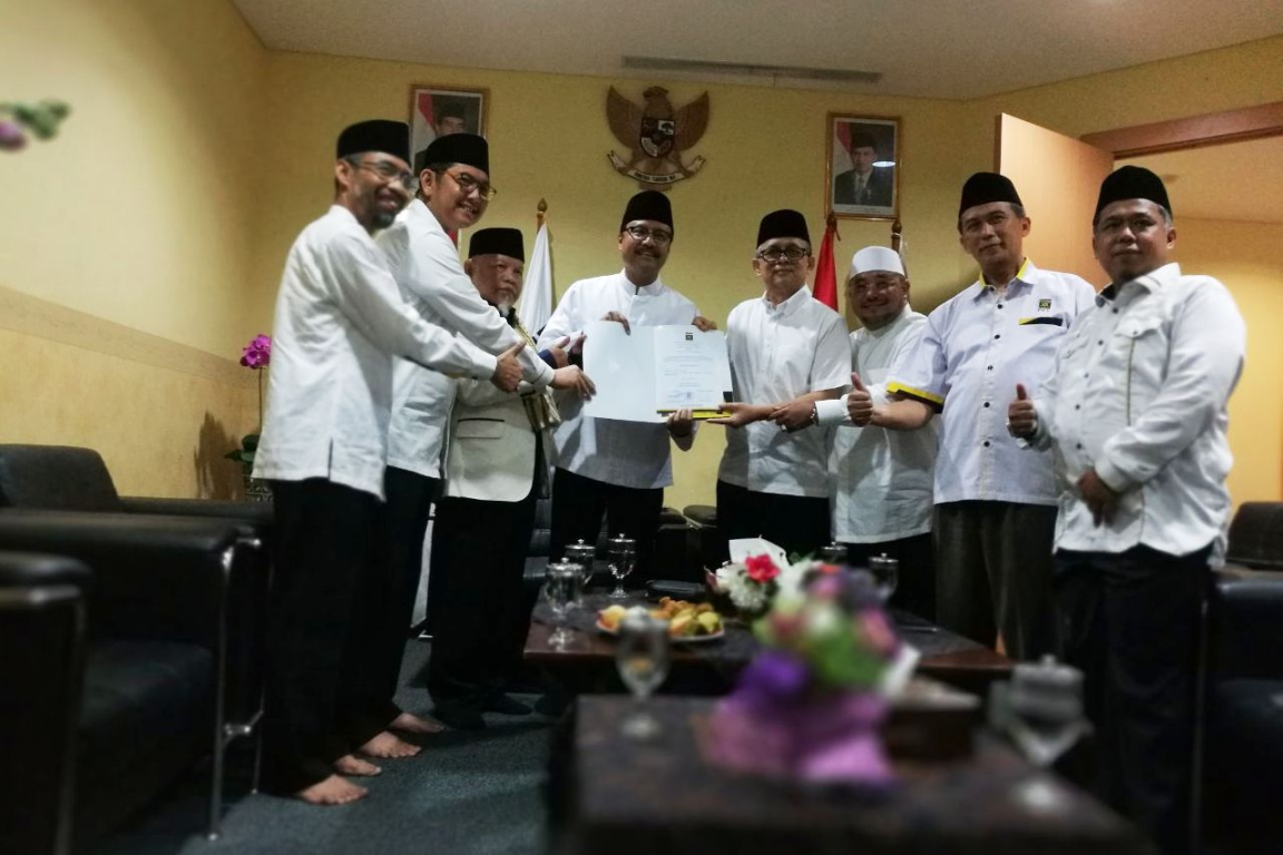 Penyerahan SK DPP PKS mendukung Calon Gubernur Jawa Timur Saifullah Yusuf di kantor DPP PKS, Jakarta, Rabu (10/1)
