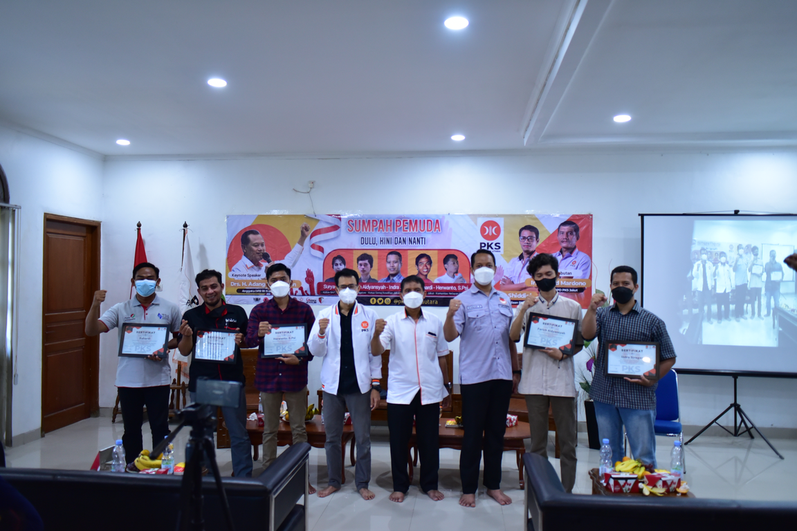 Kabid Kepemudaan DPD PKS Jakarta Utara Kalim Shiddiqi, Ketua DPD PKS Jakarta Utara Ahmad Mardono, Ketua DPW Gema Keadilan DKI Jakarta Ahmad Rachmawan, bersama para ketua komunitas anak muda se-Jakarta Utara. (Foto: Humas PKS Jakut)